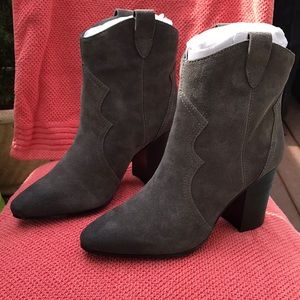 Ladies Gray Suede Aerosoles sz 10